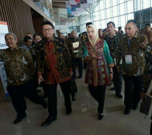 Mendagri Tjahjo Kumolo, Ketua REI Soelaiman dan Ketua APEKSI Airin di acara Indonesia Future City & REI Mega Expo (Foto Rizki Meirino))