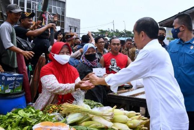 Presiden Jokowi Tinjau Aktivitas Perdagangan Di Pasar…