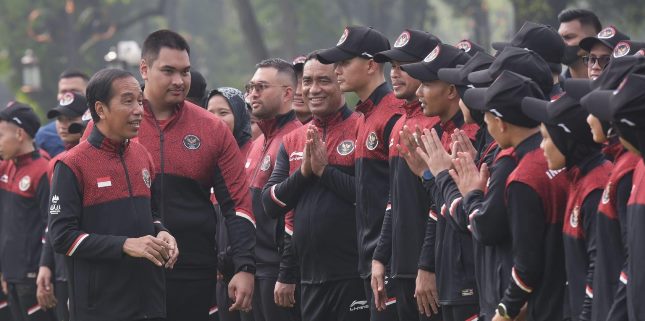 Presiden Jokowi didampingi Menpora Dito Ariotedjo melepas kontingen Indonesia ke SEA Games ke-32 di Kamboja, Selasa (02/05/2023), di halaman Istana Merdeka, Jakarta. (Foto: Humas Setkab/Rahmat) 