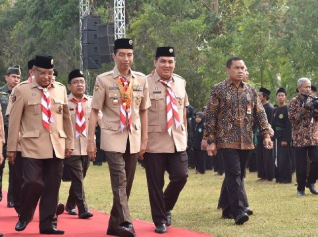 Presiden Jokowi yang mengenakan seragam pramuka disambut Ketum dan Sekjen PBNU, saat tiba di lokasi pembukaan PERWIMANAS II, di Magelang Senin (18/9) (Foto: Setkab)