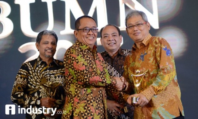 Plt Dirut Perum Jamkrindo I. Rusdonobanu (kanan) menerima menerima penghargaan dari Dewan Pakar Bumn Track Said Didu di Jakarta, Jumat malam (15/9). pada acara Anugerah Bumn Track Award 2017. (Foto Rizki Meirino) 