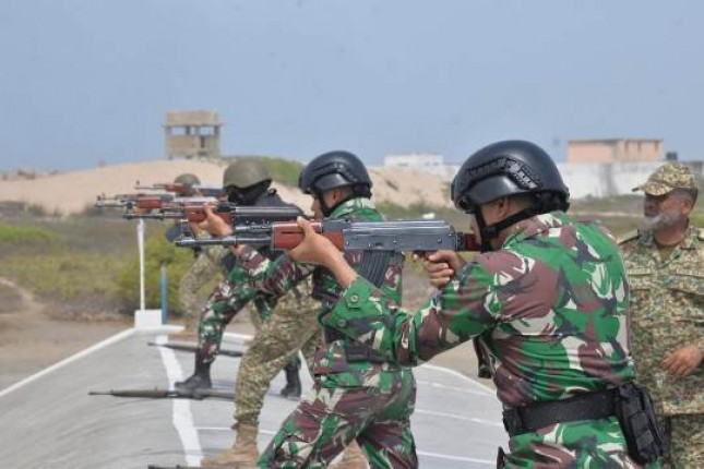 Prajurit Korps Marinir TNI AL Tunjukkan Keahlian Menembak dengan PAK Marines