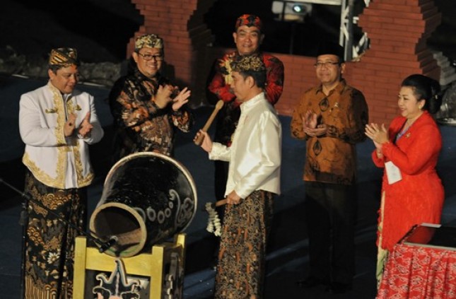 Presiden Jokowi didampingi Mensesneg dan Gubernur Jabar memukul bedug sebagai tanda penutupan Festival Keraton Nusantara XI, di Cirebon, Jabar, Senin (18/9) malam. (Foto: Rahmat/Humas)