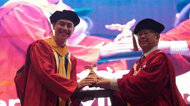 Rerktor UPH dan Wisudawan