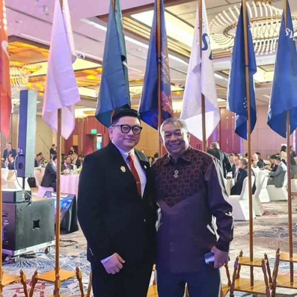 Richardus Eko Indrajit (kanan) dan CEO SW Indonesia Michell Suharli