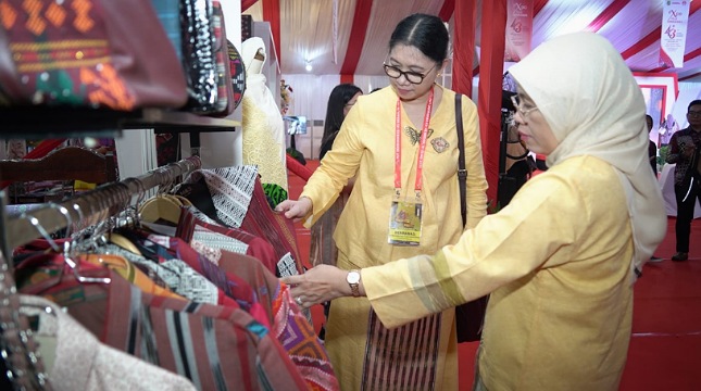 Direktur Jenderal Industri Kecil, Menengah dan Aneka (IKMA) Kementerian Perindustrian, Reni Yanita (kerudung kuning) melihat-lihat booth pameran hasil kerajinan fesyen Sumatera Utara