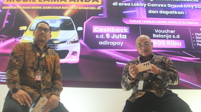 Area Manager Surabaya Bank Danamon, Dian Ari Prabowo bersama Kepala Wilayah Jawa Timur Adira Finance, Agus Hartanto