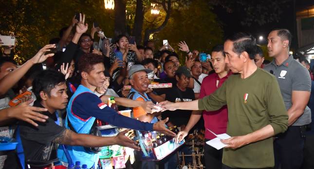 Saat Presiden Jokowi Jalan Kaki Menyusuri Kawasan Malioboro Yogyakarta
