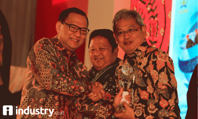 Plt Dirut Perum Jamkrindo I. Rusdonobanu (kanan) menerima penghargaan dari Gubernur BI sebagai juara ke 2 kategori BUMN Keuangan Non Listed pada acara ARA (Foto Rizki Meirino)