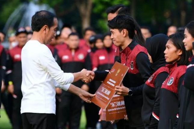 Presiden Jokowi Serahkan Bonus Apresiasi Bagi Atlet SEA Games Ke-32