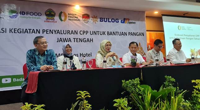 Foto (Kedua dari kiri) Direktur Bisnis Kurir dan Logistik Pos Indonesia, Siti Choiriana saat memaparkan kinerja Pos Indonesia pada kegiatan Rapat Koordinasi Evaluasi Kegiatan Penyaluran Cadangan Pangan Pemerintah di MG Setos Hotel Semarang,