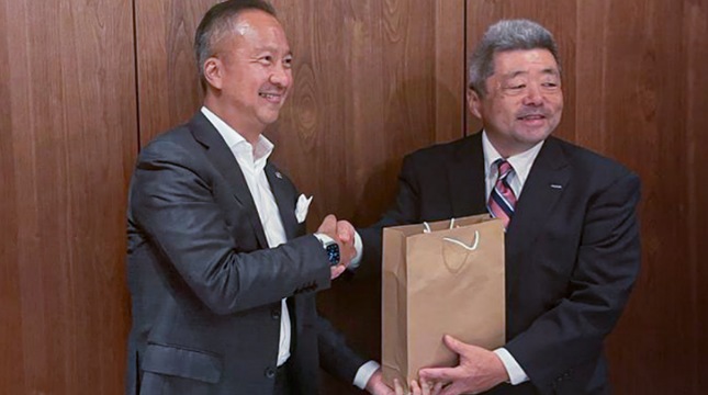 Menteri Perindustrian (Menperin) Agus Gumiwang Kartasasmita bertukar cenderamata dengan Senior Executive Officer Isuzu Motors Ltd. Yasuyuki Niijima