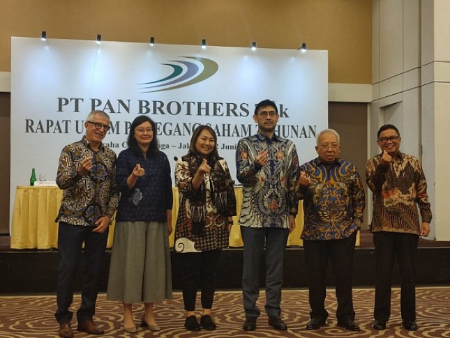 Seluruh Direksi dan Komisaris PT Pan Brothers Tbk berpose bersama usai RUPST 2023 di Jakarta. (Foto: Humas PT Pan Brothers Tbk) 