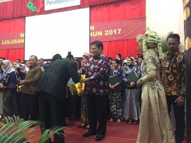 Menteri Perindustrian, Airlangga Hartarto saat acara Wisuda SMK-Sekolah Menengah Analis Kimia Bogor (SMAKBO)