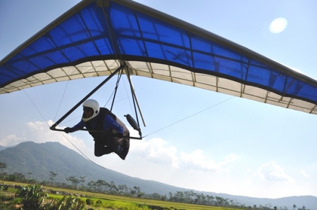 Grant Heaney (Australia) terbang di atas persawahan menjelang mendarat di Desa Pojoksari Ambarawa. Foto Tagor Siagian/Humas PB FASI