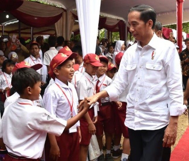 Presiden Jokowi dan anak sekolah di Salatiga Jateng (Senin 25/9/2017) (Foto Setpres)