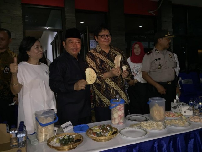 Menteri Perindustrian, Airlangga Hartarto saat mengunjungi industri kerupuk Legong Food Bali di Sidoarjo