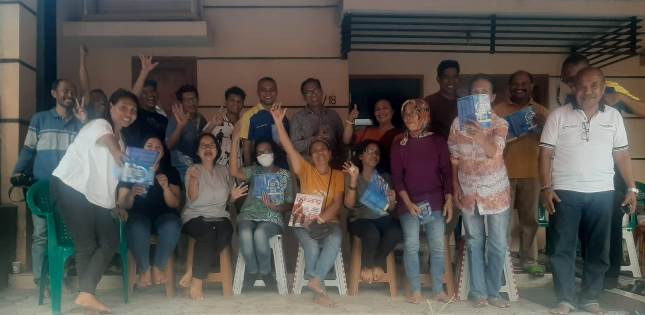 Foto bersama anggota dan calon anggota KSP Kopdit Air bersama Pengurus KSP Kopdit Pintu Air KCP Kampung Sawah usai sosialisasi KSP Kopdit Pintu Air yang digelar di kediaman keluarga Elven Rajalewa, Grand Depok City, Cluster Alamanda, Depok Jawa Barat, Sabtu (15/7/2023).