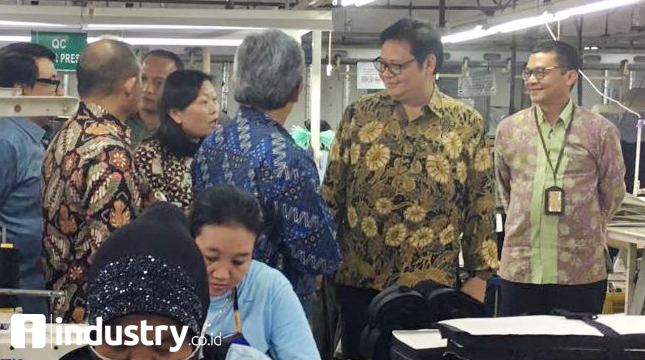 Menteri Perindustrian Airlangga Hartarto ketika melakukan kunjungan kerja di PT Delami Garment Industries