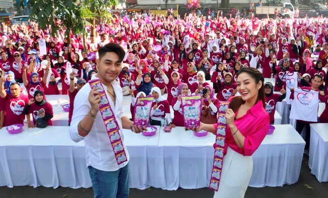 Pasangan Siti Badriah dan Krisjiana meriahkan acara Sebar Romantis dari SoKlin Softener Twilight.