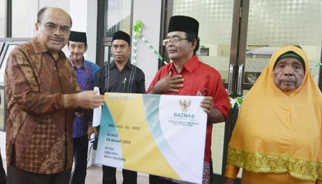 Ketua BAZNAS Prof. Bambang Sudibyo, MBA, CA serahkan resmikan rumah sehat (Foto Humas)