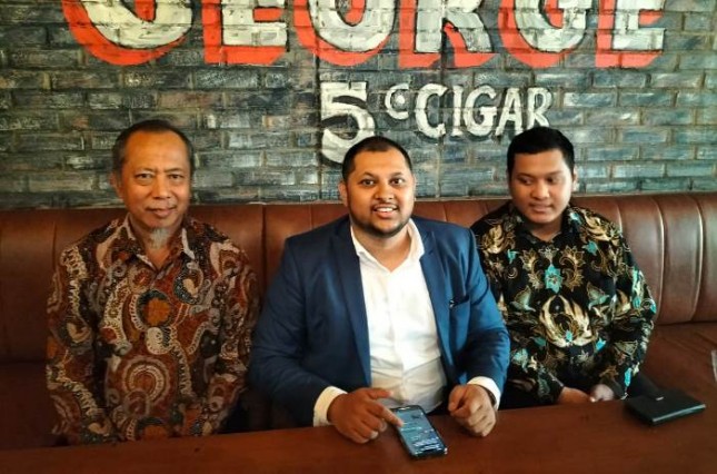 Ahmad Ramzy (tengah) kuasa hukum dokter Oky Pratama ungkap kekecewaan kliennya terkait sengketa merek Bening.