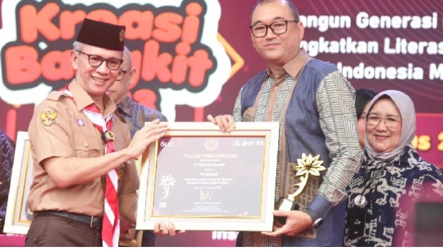 Direktur BCA Syariah Pranata mewakili perusahaan saat menerima penghargaan dari OJK