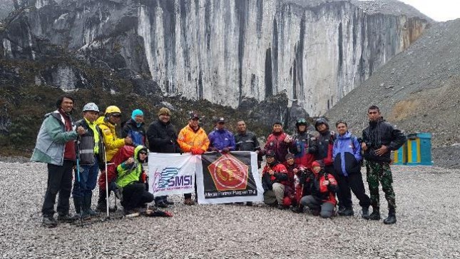 Ketua Umum SMSI Pusat Teguh Santosa dan tim Pendakian Carstensz Papua (Foto Humas) 