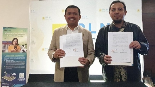 Direktur Utama PLN ICON Plus, Ari Rahmat Indra Cahyadi (kanan) bersama Bupati Sumedang, Dony Ahmad Munir (kiri), usai melakukan penandatanganan nota kesepakatan kerjasama untuk wujudkan ekosistem kendaraan listrik di Sumedang, Jawa Barat, Kamis (31/8) malam di Sumedang.