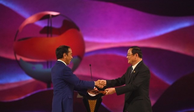  Presiden Joko Widodo (kiri) memberikan palu sidang kepada Perdana Menteri Laos Sonexay Siphandone usai pidato penutupan KTT ke-43 ASEAN 2023 di Jakarta, Kamis (7/9/2023). Media Center KTT ASEAN 2023/Zabur Karuru/foc. 