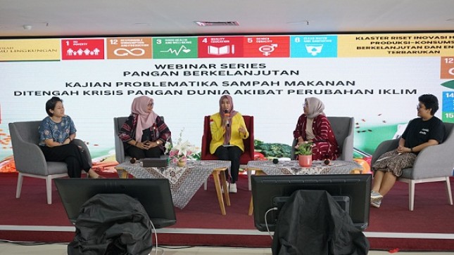Para pembicara pada webinar hybrid dengan topik Kajian Problematika Sampah Makanan di Tengah Krisis Pangan Dunia Akibat Perubahan Iklim pada Jumat, 8 September 2023, di Gedung IASTH, SIL UI, Salemba Jakarta. (Foto: Abe) 