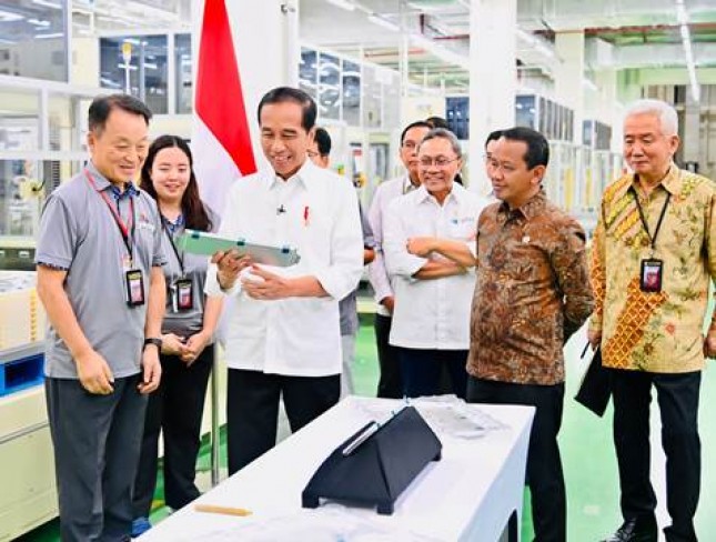 Presiden Jokowi Tinjau Pabrik Baterai Mobil Listrik…