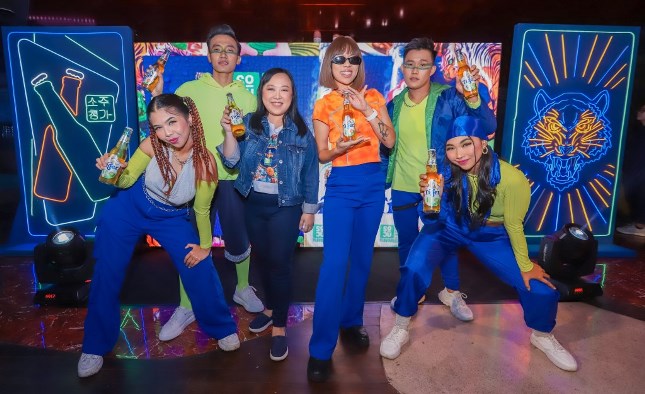 Jessica Setiawan, Marketing Director of Multi Bintang Indonesia, dan Ramengvrl, Indonesian Rapper and Musician di peluncuran variarn baru Tiger Beer di Jakarta.