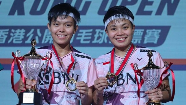 Ganda putri Indonesia Apriyani Rahayu-Siti Fadia Silva Ramadhanti berhasil menjadi juara Hong Kong Open 2023 usai kalahkan wakil Malaysia Tan Pearly-Thinaah Muralitharan dengan skor 14,31, 24-22, 21-9, pada Minggu (17/9/23).