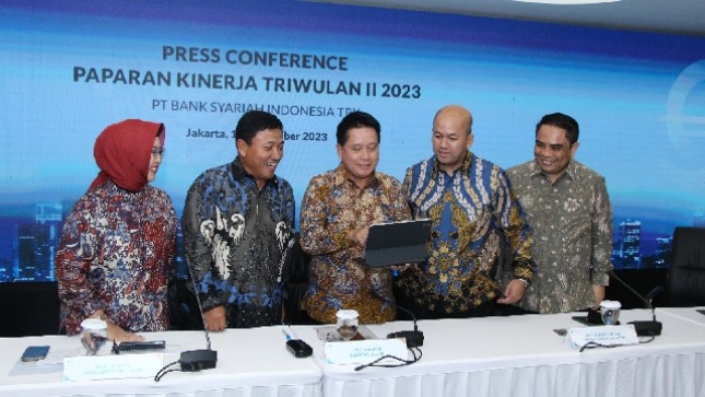 *Caption* *Laba BSI Melesat 32,41%* Direktur Utama PT Bank Syariah Indonesia Tbk (BSI) Hery Gunardi (tengah), didampingi Wakil Direktur Utama BSI Bob T Ananta (dua kiri), Direktur Compliance & Human Capital BSI Tribuana Tunggadewi (kiri), Direktur Finance & Strategy BSI Ade Cahyo Nugroho (dua kanan) dan Direktur Sales & Distribution BSI Anton Sukarna (kanan) tengah berbincang saat memaparkan kinerja BSI di kuartal II/2023 di Jakarta