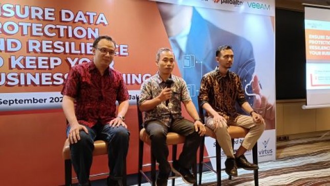 (Dari kiri ke kanan) Cloud Technology Section Head Multipolar Technology Hendrik Wijaya bersama Product Manager Multipolar Technology Sumarwan Rizwan dan Solution Specialist Multipolar Technology Ichvanul Yulizar Putra sedang menjelaskan tentang pentingnya strategi _backup_ data yang tepat bagi perusahaan di era digital kepada para peserta seminar _“Ensure Data Protection and Resilience to Keep Your Business Running”_ yang diselenggarakan oleh Multipolar Technology di Pullman Jakarta Thamrin, Selasa (19/9)
