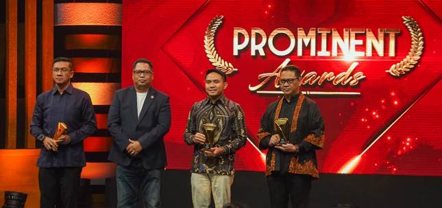 Unggul dalam Transformasi Bisnis, Pos Indonesia Terima Penghargaan Prominent Award 2023