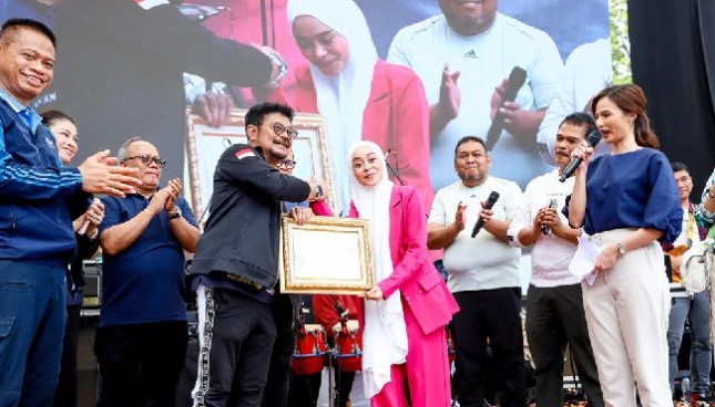 Mentan serahkan sertifikat ke Lesti Kejora