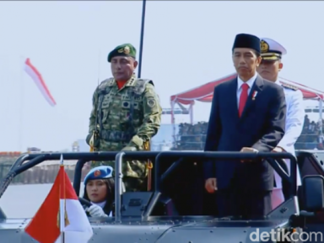 Presiden Jokowi Sebagai Inspektur Upacara HUT TNI ke-72 (Foto Detik)