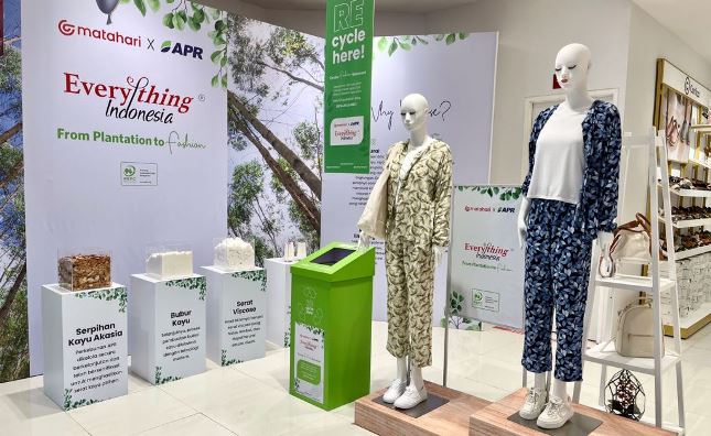 Drop box daur ulang pakaian di gerai Matahari.