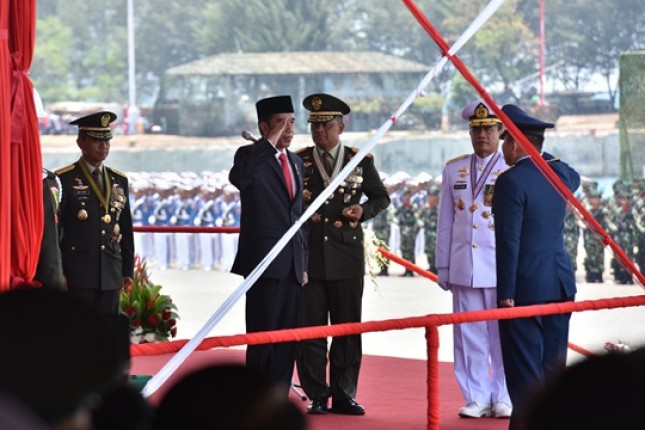 Presiden Jokowi pada perayaan HUT ke-72 TNI, Kamis (5/10). (foto: Humas/Jay)