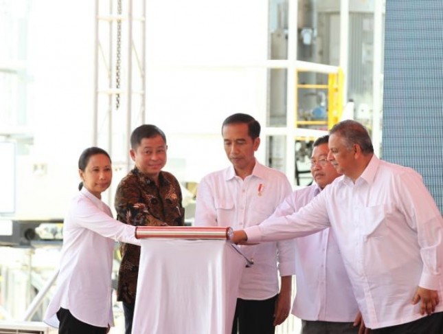 Presiden Joko Widodo bersama Menteri ESDM, Ignasius Jonan dan Menteri BUMN, Rini Soemarno beserta Dirut PLN, Sofyan Basir saat meresmikan proyek infrastruktu ketenagalistrikan