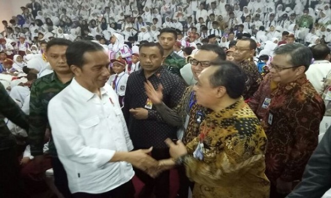 Dirut Bank BTN yang juga Ketua Himbara Maryono berbincang dengan Presiden Jokowi, di saat kegiatan bantuan sosial Program Keluarga Harapan (PKH) di Banten (Foto Rizki Meirino) 
