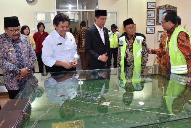 Presiden Jokowi mendapat penjelasan dari Menhub Budi Karya Sumadi tentang tentang pengembangan Bandar Udara Trunojoyo Sumenep Minggu (8/10). (Foto: BPMI)