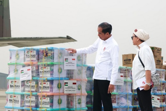 Presiden Republik Indonesia (RI) Ir. Joko Widodo melepas bantuan kemanusiaan Badan Amil Zakat Nasional (BAZNAS) untuk masyarakat Palestina di Pangkalan TNI AU Halim Perdana Kusuma, Jakarta Timur, Sabtu (4/11/2023). 