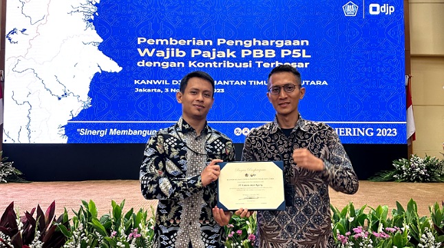 Kepala Kantor Wilayah DJP Kalimantan Timur dan Utara, Heru Narwanta, menyerahkan penghargaan kepada Direktur Finance, SCM & Asset Management PT Kideco Jaya Agung, Togi Ottoman Bernard dalam acara PBB Gathering