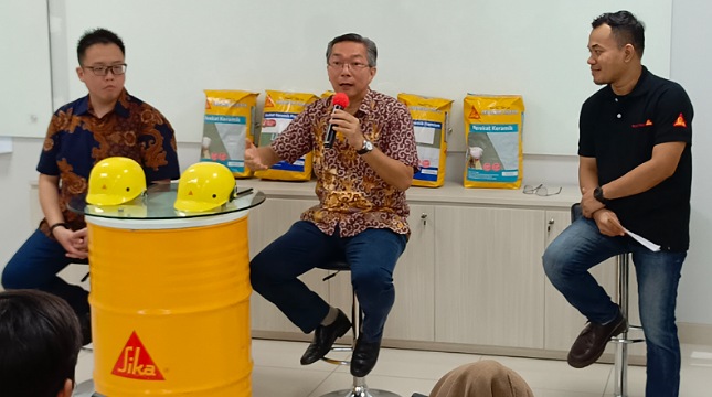 General Manager Sika Indonesia, Eddy Sutanto (temgah) 