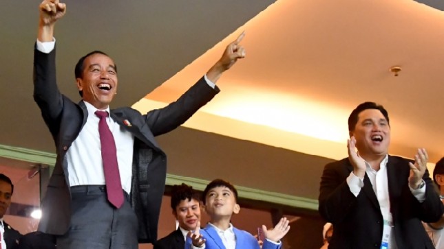 Presiden Jokowi bersama Ketum PSSI Erick Thohir saat menyaksikan FIFA U-17 World Cup 2023