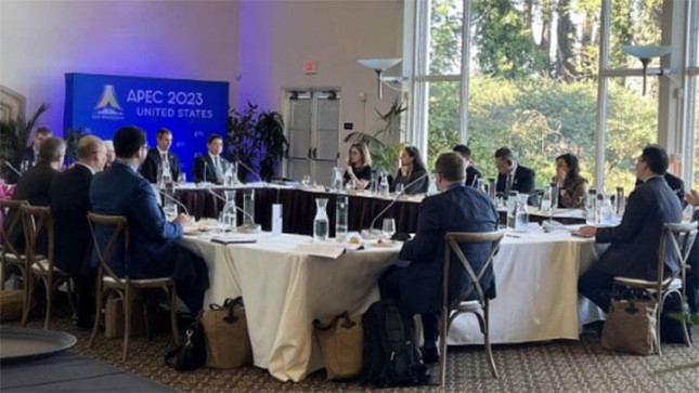 Menteri Keuangan Sri Mulyani Indrawati menghadiri forum kerja sama ekonomi Asia-Pasifik (Asia Pacific Economic Cooperation / APEC) di San Francisco, Amerika Serikat yang juga dihadiri oleh Presiden Joko Widodo alias Jokowi. Instagram