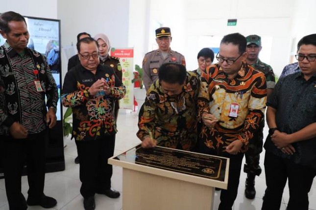 Kepala Perpusnas dan PJ Bupati Makmur Marbun resmikan gedung perpustakaan Penajam Paser Utara.